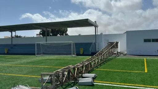 Torreta de la luz caída en el Agapito Reyes Viera 01