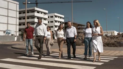 María Dolores Corujo y Sebastián Franquis visitan las viviendas de Maneje 