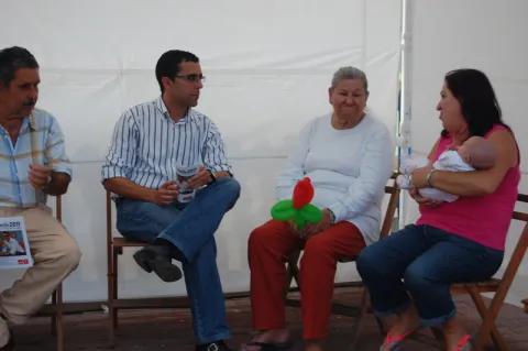 Thumbnail of Atendiendo las propuestas.JPG