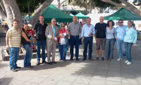 Thumbnail of Con un grupo de simpatizantes.redimensionado.jpg