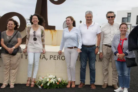 Thumbnail of Ofrenda  del  PSOE a Saramago (6).JPG