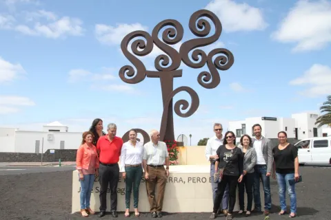 Thumbnail of Ofrenda floral en la Escultura en honor a Saramago (2.jpg