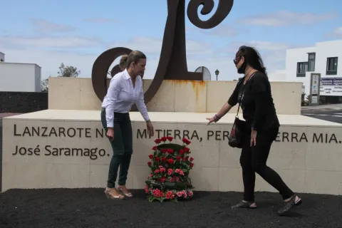 Thumbnail of Ofrenda floral en la Escultura en honor a Saramago1).jpg
