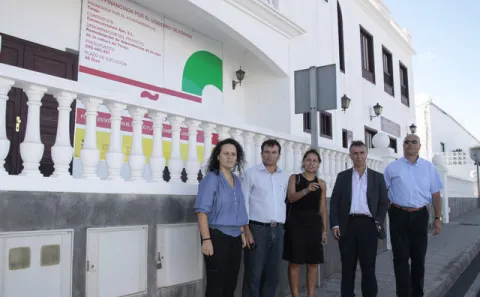 Thumbnail of visita senadores psoe casa de la cultura de tinajo.JPG